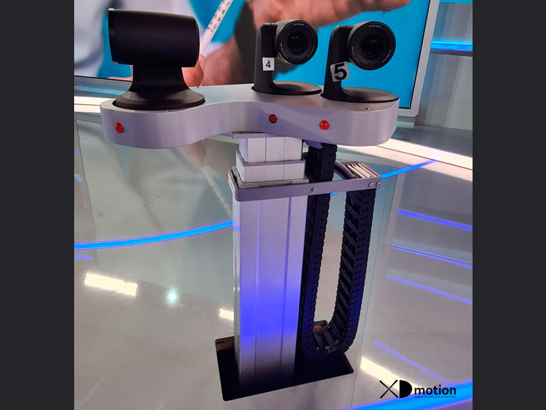 PTZs on vertical X tower for LCI/TF1 studio